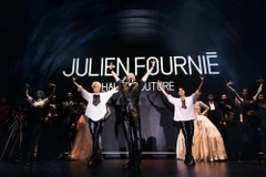 "Bản giao hưởng" của thực và mộng trong bộ sưu tập của NTK Julien Fournié 