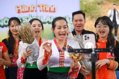 Người dân “lên sóng” bán nông sản. (Ảnh minh họa: Minh Sơn/Vietnam+)