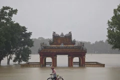 Di tích ở Huế chìm trong biển nước. (Ảnh: Nguyễn Phong)