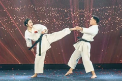 Lê Thị Trang gây ấn tượng với màn trình diễn võ karate phô diễn kỹ thuật qua từng động tác dứt khoát, mạnh mẽ trên sân khấu. (Ảnh: CTV/Vietnam+)