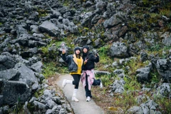 Những cung đường đá uốn lượn với khung cảnh thiên nhiên ngoạn mục và ấn tượng của Hà Giang (nay là tỉnh Tuyên Quang) có sức hấp dẫn đặc biệt khách quốc tế. (Ảnh: Vương Công Nam/Vietnam+)