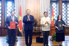 Tổng Bí thư, Chủ tịch nước Tô Lâm và Tổng thống Philippines Ferdinand Romualdez Marcos Jr. chứng kiến lễ trao Chương trình Hợp tác Du lịch giai đoạn 2026-2029 giữa đại diện hai Bộ là Thứ trưởng Bộ Văn hóa, Thể thao và Du lịch Việt Nam Tạ Quang Đông và Bộ trưởng Du lịch Philippines Maria Bernardita Angara-Mathay. (Ảnh: Thống Nhất/TTXVN)