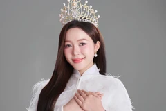 Kiều Duy trên trang chủ Miss International hưởng ứng tinh thần 2/9 với áo dài trắng. (Ảnh: CTV/Vietnam+)