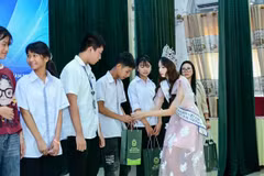Hoa hậu Hà Linh trao những phần quà đặc biệt cho các em học sinh học giỏi có hoàn cảnh khó khăn. (Ảnh: CTV/Vietnam+)
