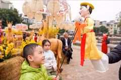Trẻ em trải nghiệm với Rối Tế Tiêu ở Hồ Văn. (Ảnh: TTXVN)