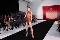 Siêu mẫu Võ Hoàng Yến thị phạm trình diễn cho dàn mẫu tới casting. (Ảnh: CTV/Vietnam+)