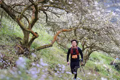 Vận động viên Duy Vũ (Hà Nội), thành viên nhóm 1981runners trải nghiệm cung đường tuyệt đẹp mùa hoa Mộc Châu tại giải chạy năm 2024. (Ảnh: NVCC)