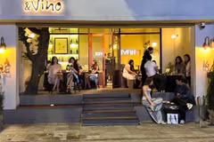 Các bạn trẻ vừa thưởng thức “vang vỉa” vừa trò chuyện, ngắm đường phố. (Ảnh: Mai Huyền/Vietnam+)