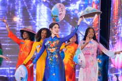 Các thí sinh quốc tế trình diễn áo dài truyền thống Việt Nam trên sân khấu khai mạc Miss World lần thứ 73. (Ảnh: CTV/Vietnam+)