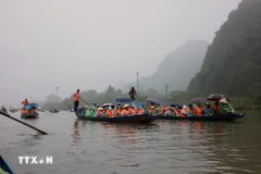 Lễ hội năm nay dùng đò chèo tay, mang lại trải nghiệm chậm rãi, trang nghiêm, đúng tinh thần về miền đất Phật cho du khách. (Ảnh: TTXVN)