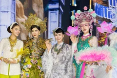 NTK Thanh Hương Bùi (giữa) ấn tượng với cổ phục khi ngồi "ghế nóng" Miss Grand Vietnam 2025. (Ảnh: BTC)