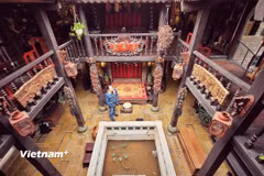Du khách tham quan không gian nhà cổ tại Làng nghề Bát Tràng. (Ảnh: Mai Mai/Vietnam+)