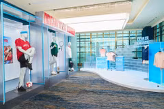 Những thiết kế dành cho mùa Hè với chất liệu ứng dụng công nghệ, tạo cảm giác thoáng khí, thấm hút cho người mặc.