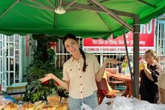 Lương Linh nấu cơm cho bệnh nhi ung bướu. (Ảnh: CTV/Vietnam+)