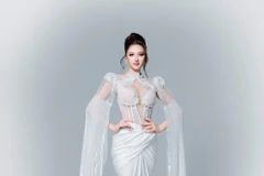 Á hậu Thu Ngân diện đầm dạ hội màu trắng trong buổi lễ nhận dải băng từ đương kim Miss Intercontinental. (Ảnh: CTV/Vietnam+)