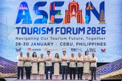 Thứ trưởng Bộ Văn hóa, Thể thao và Du lịch Hồ An Phong (thứ 5 từ trái qua) cùng các Bộ trưởng, Thứ trưởng Du lịch các nước ASEAN chụp ảnh lưu niệm. (Ảnh: SunStar Cebu)