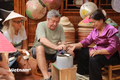 Thử làm nón lá, khách Tây thích thú “chạm” vào văn hóa truyền thống Việt Nam