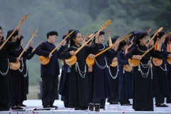 Các nghệ sỹ, diễn viên quần chúng tham gia hát Then, đàn Tính tại Cao Bằng. (Ảnh: Chu Hiệu/TTXVN)