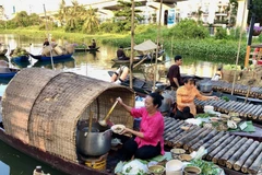 Khu vực tái hiện hoạt động “trên bến, dưới thuyền” tại Lễ hội Văn hóa Ẩm thực, Món ngon Saigontourist Group 2025 hấp dẫn du khách. (Ảnh: Mỹ Phương/TTXVN)