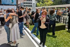 Người dân đứng bên ngoài một tòa nhà văn phòng ở Bangkok sau trận động đất. (Nguồn: AFP)