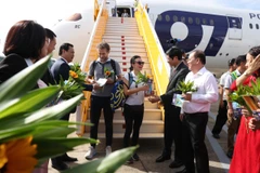 Thứ trưởng Hồ An Phong đón vị khách thứ 20 triệu tại sân bay Phú Quốc. (Ảnh: CTV/Vietnam+)