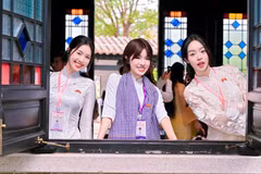 Hoa hậu Thanh Thủy (bên phải) cùng “Hành trình đỏ” lan tỏa tình hữu nghị Việt-Trung. (Ảnh: CTV/Vietnam+)