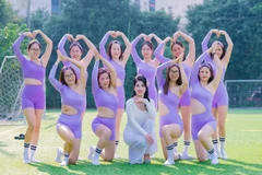 Á hậu Đặng Thị Tân cùng các học viên Câu lạc bộ Tân Yoga Hà Nội. (Ảnh: CTV/Vietnam+)