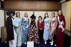 Kiều Duy cùng các thí sinh tìm hiểu về văn hóa truyền thống Nhật Bản. (Ảnh: NVCC)