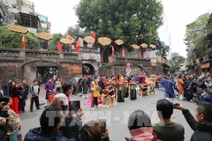 Đoàn rước lễ qua Ô Quan Chưởng. (Ảnh: TTXVN)