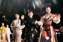 Show diễn thời trang áo dài tôn vinh vẻ đẹp của bản sắc văn hóa dân tộc Việt Nam. (Ảnh: CTV/Vietnam+)