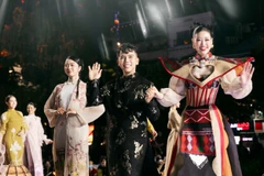 Show diễn thời trang áo dài tôn vinh vẻ đẹp của bản sắc văn hóa dân tộc Việt Nam. (Ảnh: CTV/Vietnam+)