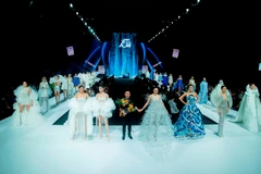 Lê Thanh Hòa từng gây ấn tượng mạnh khi mở màn Vietnam International Fashion Week Xuân Hè 2023 với bộ sưu tập “Hoa trên sóng nước.” (Ảnh: BTC)