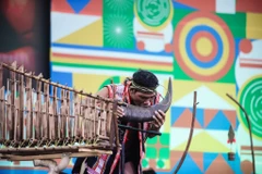 Muốn giá trị truyền thống được trao truyền và phát triển bền vững trong dòng chảy văn hóa đương đại, đó còn là trách nhiệm của cả cộng đồng. (Ảnh: Tarzan Tây Nguyên/Vietnam+)