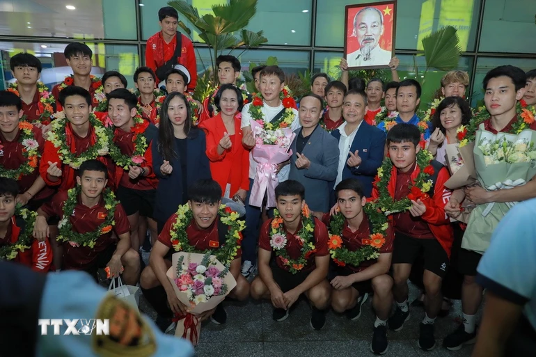 Lãnh đạo Cục Thể dục thể thao và người hâm mộ chụp ảnh lưu niệm cùng đội tuyển Việt Nam. (Ảnh: Phan Phương/TTXVN)