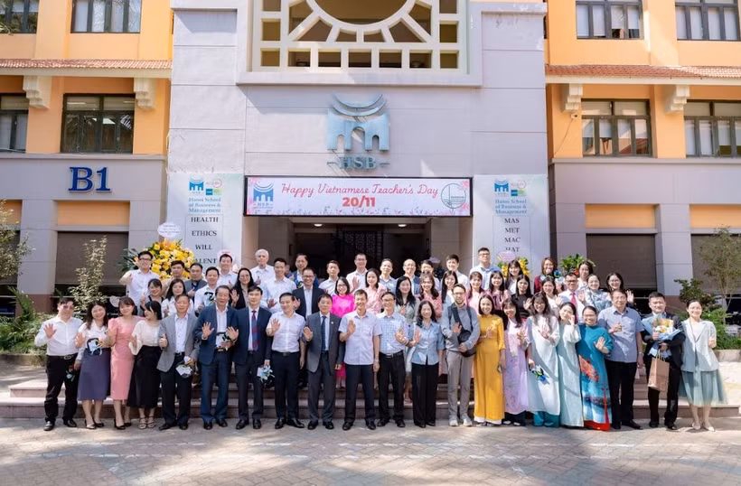 Trường đại học công lập đầu tiên của Việt Nam đạt chuẩn QS 5 sao Trường Đại học Quản trị và Kinh doanh Hà Nội (Đại học Quốc gia Hà Nội) trở thành trường đại học công lập đầu tiên đạt chuẩn QS 5 sao. (Ảnh: Vietnam+)