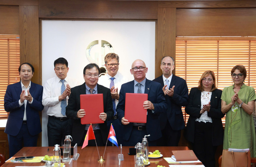 Ông Nguyễn Tiến Thanh - Chủ tịch Hội đồng thành viên, Tổng Giám đốc NXBGDVN và Ông Reynaldo Velázquez Zaldívar - Thứ trưởng Bộ Giáo dục Đại học Cuba ký kết thỏa thuận hợp tác. (Ảnh: Công Duy/Vietnam+)