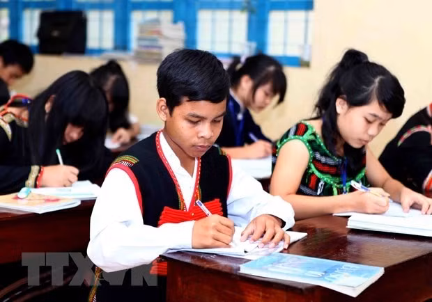 Học sinh hoàn cảnh khó khăn sẽ được tăng mức trợ cấp. (Ảnh: TTXVN)