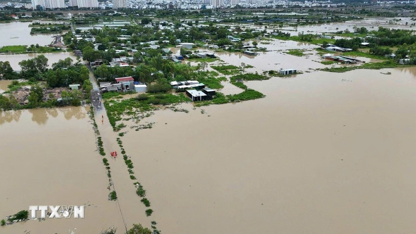 Mưa lớn gây ngập lụt ở phường Nam Nha Trang (Khánh Hòa). (Ảnh: TTXVN phát)