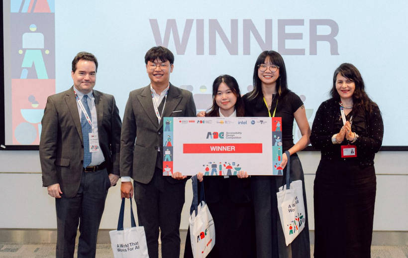 Ban tổ chức trao giải nhất cho hai sinh viên Trường Đại học Fullbright. (Ảnh: BTC)