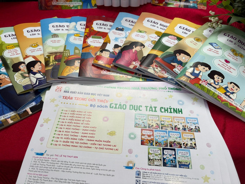 Bộ sách gồm 12 cuốn, cho học sinh từ lớp 1 đến lớp 12. (Ảnh: PV/Vietnam+)
