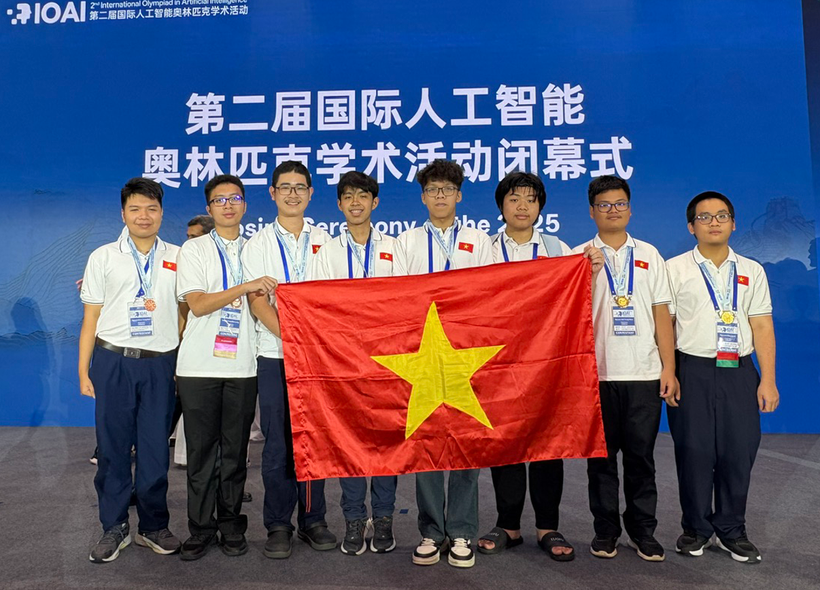 Đoàn IOAI Việt Nam 2025 từ trái sang phải: Nguyễn Khắc Trung Kiên, Hoàng Công Bảo Long, Nguyễn Nhật Minh, Nguyễn Phú Nhân, Bùi Đàm Quân, Bùi Quang Nguyên, Nguyễn viết Trung Nhân, Nguyễn Hữu Tuấn. (Ảnh: Bộ GD-ĐT)