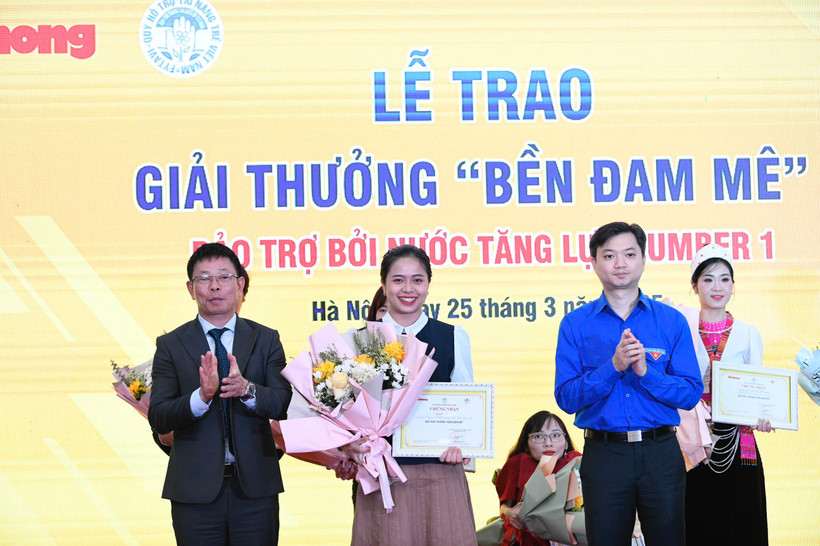 Nguyễn Mỹ Linh nhận Giải thưởng Bền Đam Mê. (Ảnh: PV/Vietnam+).