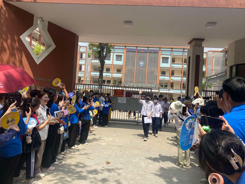 Những thí sinh đầu tiên hào hứng bước ra khỏi điểm thi tại Trường Trung học phổ thông Trương Định sau khi hết giờ thi môn Ngữ văn. (Ảnh: Trung Hiền/Vietnam+) 