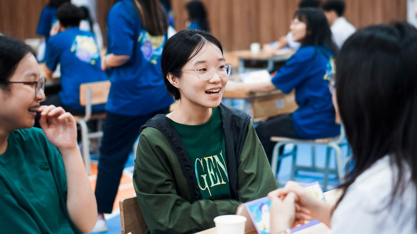 Ứng viên tìm hiểu chương trình du học. (Ảnh: PV/Vietnam+)