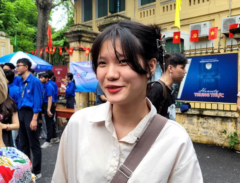 Thí sinh Nguyệt Minh vui vẻ rời trường thi vì làm bài tốt. (Ảnh: Minh Anh/Vietnam+)