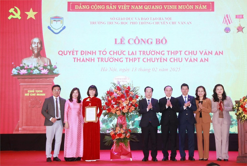 Lãnh đạo Sở Giáo dục và Đào tạo Hà Nội trao quyết định tổ chức lại Trường Trung học phổ thông Chu Văn An thành Trường Trung học phổ thông chuyên Chu Văn An cho lãnh đạo nhà trường. (Ảnh: hanoi.edu.vn)