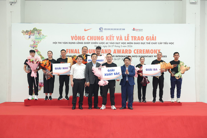 Ban tổ chức trao giải cho các giáo viên. (Ảnh: BTC)