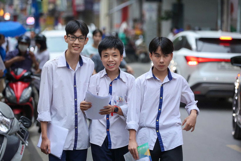 Thí sinh hào hứng sau khi kết thúc môn thi cuối cùng của kỳ thi. (Ảnh: Minh Sơn/Vietnam+)