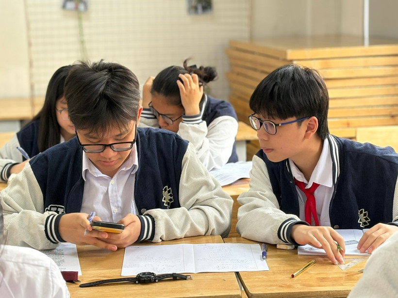 Học sinh miệt mài học và ôn tập chuẩn bị cho kỳ thi vào lớp 10 sắp tới. (Ảnh: Phạm Mai/Vietnam+).