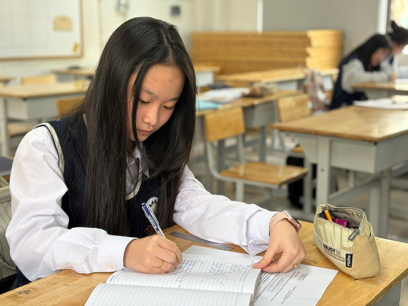 Học sinh Trường Trung học cơ sở Hoàng Mai, Hà Nội ôn thi lớp 10. (Ảnh: Phạm Mai/Vietnam+).